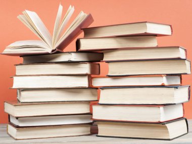 Açık kitap, ahşap masa ciltli kitap. Eğitim arka plan. Okula dönüş.