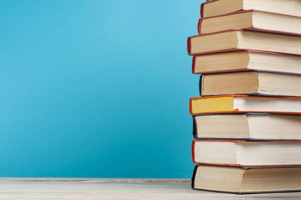 Ahşap masa üzerinde renkli kitap yığını. Eğitim arka plan. Okula dönüş. Metin için yer kopyalayın.