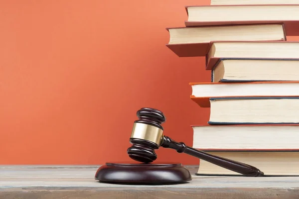 Hukuk kavramı. Bir mahkeme veya icra ofiste tabloda ahşap yargıç tokmak ile kitaplar. — Stok fotoğraf