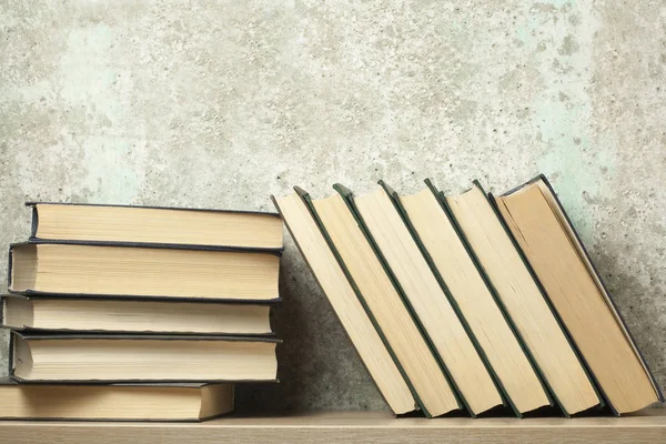 Verem a könyvek az a fából készült asztal. Oktatási háttér. Vissza az iskolába. Hely, a szöveg másolása. — Stock Fotó