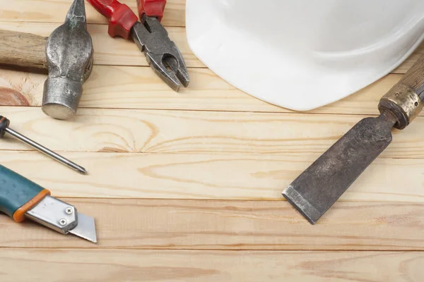 Strumenti di costruzione e casco bianco su sfondo legno.Copia spazio per il testo . — Foto Stock