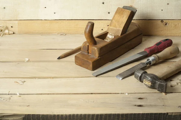 Строительные инструменты на деревянном фоне. Копирование пространства для текста . — стоковое фото