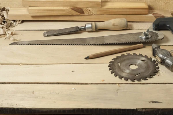 Concepto de carpintería.Empleado carpintero carpintero. Herramientas de construcción sobre mesa de madera con virutas. Copiar espacio para texto . — Foto de Stock