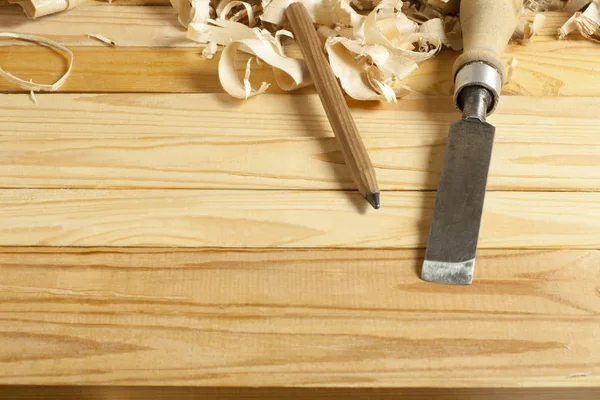Ács koncepció. Asztalos Asztalos munkahelyen. Építőipari eszközök a fából készült asztal forgács. Hely, a szöveg másolása. — Stock Fotó