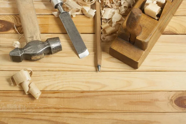 大工仕事のコンセプトです。建具大工の職場。おがくずの木製テーブルの上構築ツール. — ストック写真