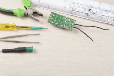 Ahşap arka plan üzerinde elektrik araçlar kümesi. Mühendislik çalışmaları, enerji kavramı için aksesuarlar. Metin için yer kopyalayın.