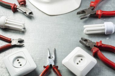 Elektrikli Araçlar ve Metalik arka plan üzerinde beyaz kask kümesi. Enerji kavramı. Metin için yer kopyalayın.