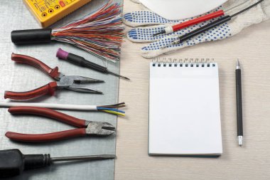 .Elektrik araçları, beyaz kask ve Metalik arka plan üstünde not etmek kümesi. Enerji kavramı.