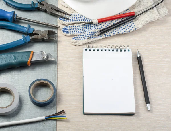 .Elektrik araçları, beyaz kask ve Metalik arka plan üstünde not etmek kümesi. Enerji kavramı.