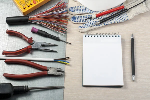 .Elektrik araçları, beyaz kask ve Metalik arka plan üstünde not etmek kümesi. Enerji kavramı.