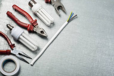 Metalik arka plan üzerinde elektrik araçlar kümesi. Enerji kavramı. Metin için yer kopyalayın.