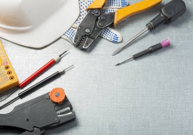 Elektrikli Araçlar ve Metalik arka plan üzerinde beyaz kask kümesi. Enerji kavramı. Metin için yer kopyalayın.