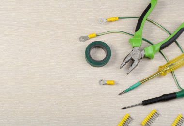 Ahşap arka plan üzerinde elektrik araçlar kümesi. Enerji kavramı. Metin için yer kopyalayın.