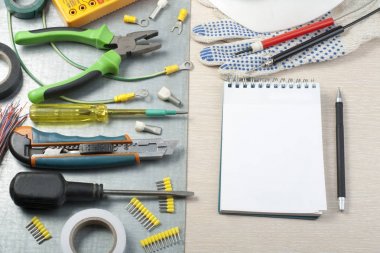 .Elektrik araçları, beyaz kask ve Metalik arka plan üstünde not etmek kümesi. Enerji kavramı.