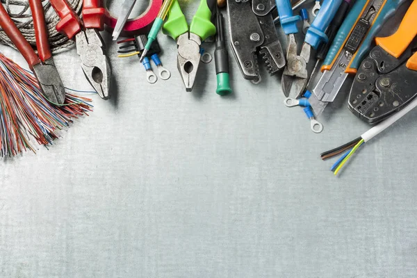 Conjunto de herramientas eléctricas sobre fondo metálico. Accesorios para trabajos de ingeniería, concepto de energía.Espacio de copia para texto . —  Fotos de Stock