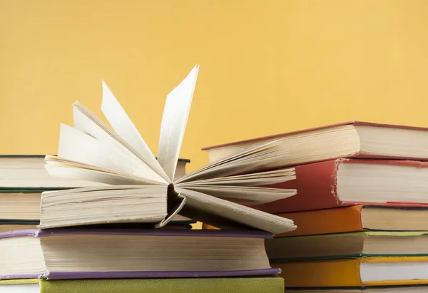 Bunt med färgglada böcker på trä bordet. Utbildningsbakgrund. Tillbaka till skolan. — Stockfoto