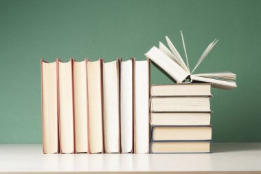 Açık kitap, ahşap masa ciltli kitap. Eğitim arka plan. Okula dönüş. Metin için yer kopyalayın.