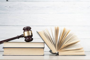 Hukuk kavramı. Kitaplar ve ahşap mahkeme tokmak bir mahkeme veya icra ofiste tabloda.