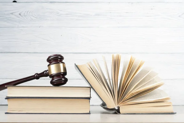Concepto de ley. Libros y martillo de madera en la mesa en una sala de tribunal u oficina de aplicación de la ley . —  Fotos de Stock