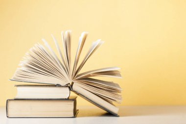 Açık kitap, ahşap masa ciltli kitap. Eğitim arka plan. Okula dönüş. Metin için yer kopyalayın.
