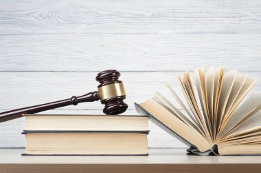 Hukuk kavramı. Kitaplar ve ahşap mahkeme tokmak bir mahkeme veya icra ofiste tabloda.