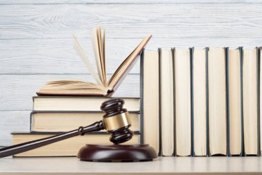 Hukuk kavramı. Kitaplar ve ahşap mahkeme tokmak bir mahkeme veya icra ofiste tabloda.