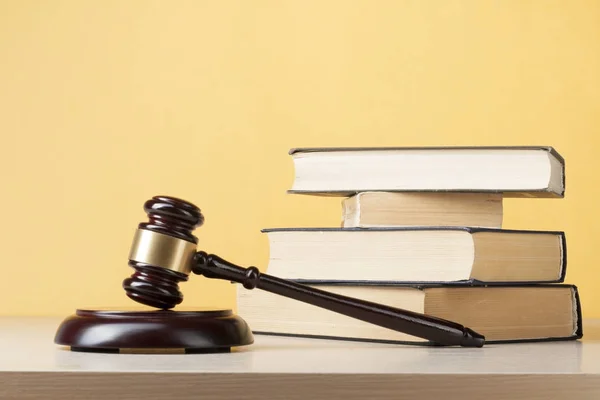 Hukuk kavram - bir mahkeme veya icra ofiste tabloda ahşap hakimler tokmak ile kitaplar. — Stok fotoğraf