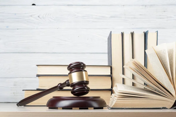 Conceito de lei - Livro com juízes de madeira martelo sobre a mesa em um tribunal ou escritório de execução . — Fotografia de Stock