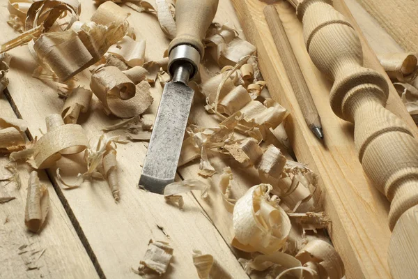 Ács koncepció. Asztalos Asztalos munkahelyen. Építőipari eszközök a fűrészpor fából készült asztal. Hely, a szöveg másolása. — Stock Fotó