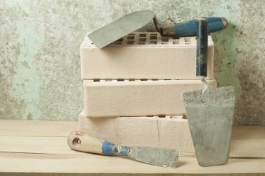 Tuğla inşaat araçları; Ücretsiz kopya alanı. İnşaat ve tadilat kavramı.