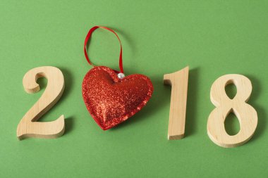 Yeni yıl kavramı. Yeşil zemin üzerine numarası 2018.