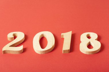 Yeni yıl kavramı. Sayı 2018 kırmızı zemin üzerine.