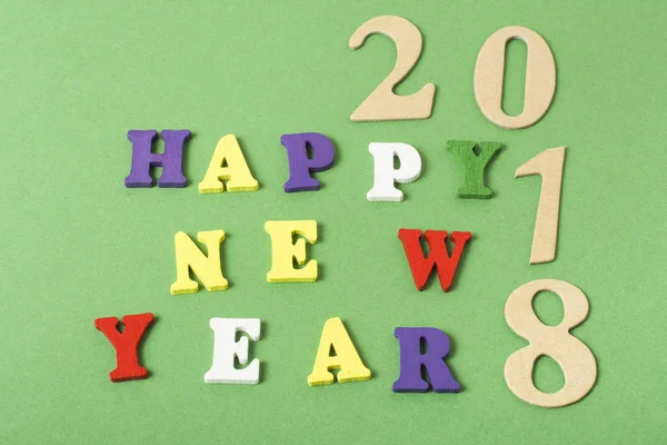 Κείμενο ευτυχισμένο το νέο έτος 2018 σε πράσινο φόντο, γραμμένο σε πολύχρωμο μπλοκ του αλφαβήτου. Έννοια των διακοπών. — Φωτογραφία Αρχείου