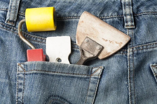 Strumenti di intonacatura in tasca di jeans.Top vista . — Foto Stock