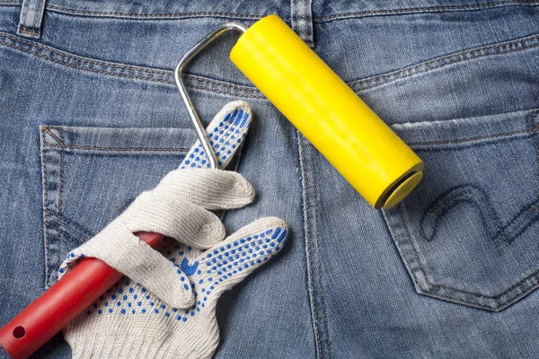 Guanto da lavoro con strumento di intonaco sullo sfondo di jeans.Top vista . — Foto Stock