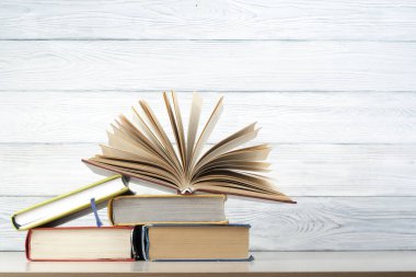 Açık kitap, ahşap masa ciltli kitap. Eğitim arka plan. Okula dönüş. Metin için yer kopyalayın.