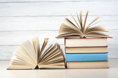 Açık kitap, ahşap masa ciltli kitap. Eğitim arka plan. Okula dönüş. Metin için yer kopyalayın.