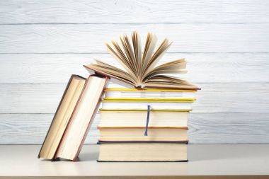 Açık kitap, ahşap masa ciltli kitap. Eğitim arka plan. Okula dönüş. Metin için yer kopyalayın.