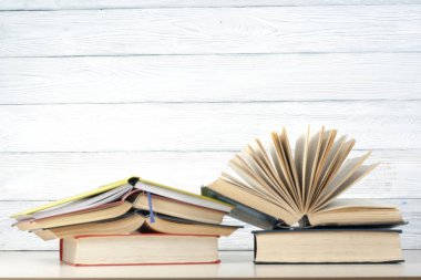 Açık kitap, ahşap masa ciltli kitap. Eğitim arka plan. Okula dönüş. Metin için yer kopyalayın.