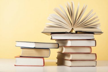 Açık kitap, ahşap masa ciltli kitap. Eğitim arka plan. Okula dönüş. Metin için yer kopyalayın.