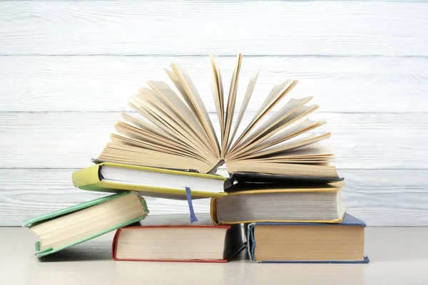 Libro abierto, libros de tapa dura sobre mesa de madera. Formación. De vuelta a la escuela. Copiar espacio para texto . — Foto de Stock
