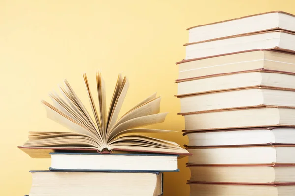 Libro abierto, libros de tapa dura sobre mesa de madera. Formación. De vuelta a la escuela. Copiar espacio para texto . —  Fotos de Stock