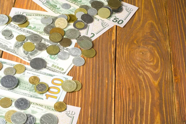 Χρήματα σε ξύλινο υπόβαθρο και αντίγραφο χώρο για το κείμενο. Έννοια των οικονομικών. — Φωτογραφία Αρχείου