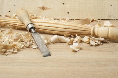 Marangozluk kavramı. Marangoz marangoz işyeri. Talaş ile ahşap masa üstünde inşaat alet. Metin için yer kopyalayın.