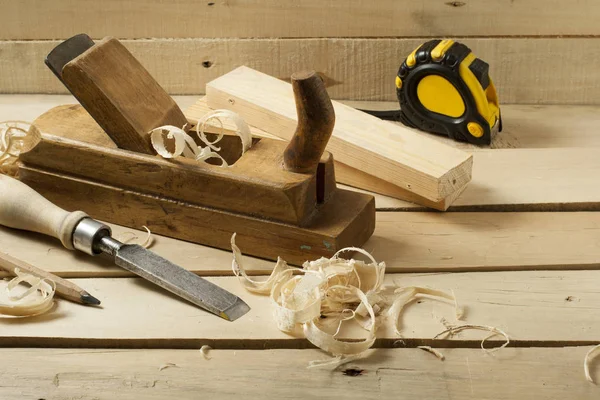 Столярная концепция. Столярное рабочее место. Строительные инструменты на деревянном столе с опилками . — стоковое фото