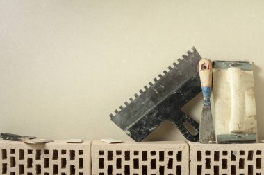 Tuğla inşaat araçları; Ücretsiz kopya alanı. İnşaat ve tadilat kavramı.