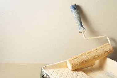 Bos bir odada rulo. Metin için yer kopyalayın. İnşaat ve tadilat kavramı.