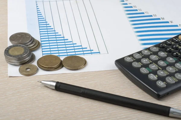 Ahorro en el hogar, concepto de presupuesto. Gráfico, pluma, calculadora y monedas en mesa de oficina de madera — Foto de Stock