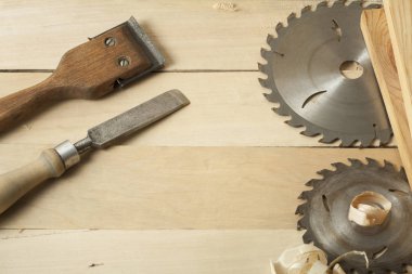 Ahşap arka plan üzerinde inşaat araçları. Metin için yer kopyalayın.