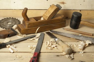 Ahşap arka plan üzerinde eski inşaat araçları. Marangozluk kavramı.